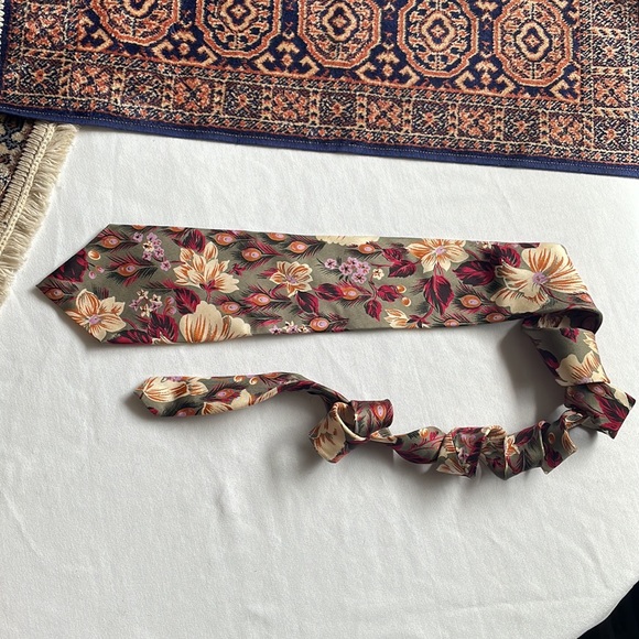 Eaton’s “Very” 1980’s floral and peacock pattern silk tie made in Canada - Picture 3 of 9
